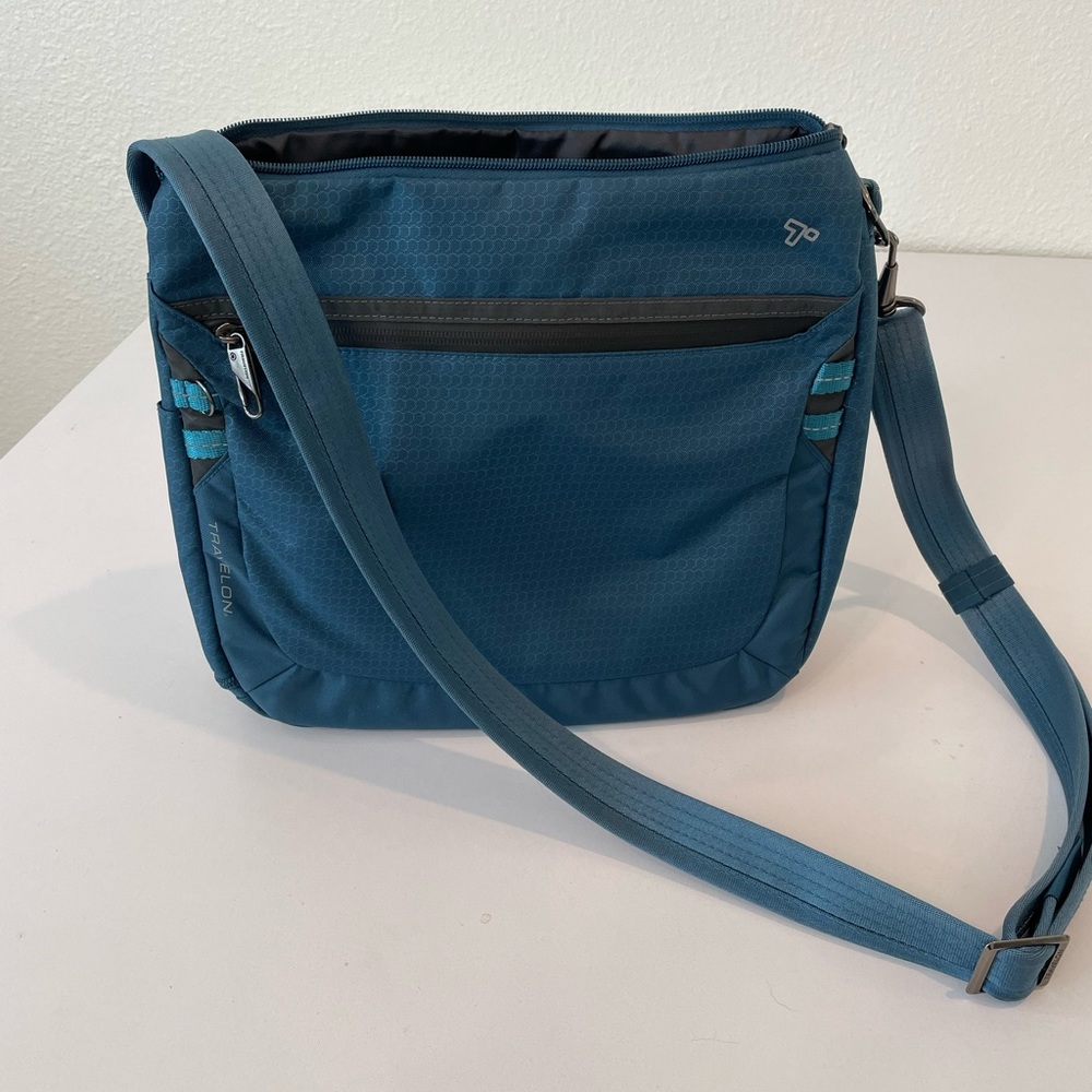 Travelon Anti-theft crossbody messenger bag